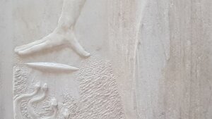 Reliefausschnitt an der marmornen Herme Ernst Abbes, zeigt den mikrologischen Weltzugang