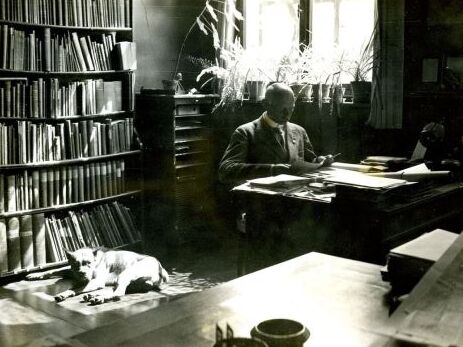 Gustav W. von Zahn in seinem Büro im Universitätshauptgebäude