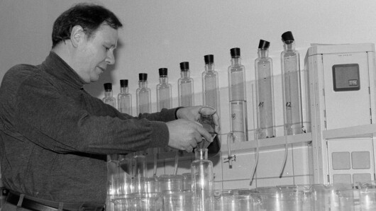 Prof.Dr.Roland Mäusbacher vom Lehrstuhl für Physische Geographie am Institut für Geographie der Friedrich-Schiller- Universität Jena im Labor bei der Filterung von Bodenproben, Februar 1999